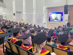 Wisudawan Diharapkan Mampu Berhadapan Dengan Perubahan Dunia Kerja