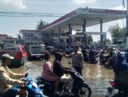 Bhabiskamtibmas Polsek Medan Labuhan Melaksakan Pengaturan Lalu Lintas Di SPBU Marelan Pasar 3.