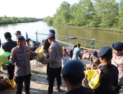 Polda sumut Dan Polres Langkat Distribusikan Bantuan Sosial Korban Banjir Di Kabupaten Langkat